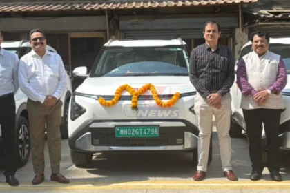MahaVitaran EV Vehicles उपक्रमांतर्गत चंद्रपूर येथे महावितरण अधिकाऱ्यांनी नवीन विद्युत वाहनांचा वापर सुरू केल्याचे दृश्य.