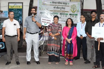 Go Green Together उपक्रमांतर्गत चंद्रपूर जिल्हा परिषदेत पर्यावरणपूरक जीवनशैली व ईव्ही वापराबाबत कर्मचाऱ्यांना मार्गदर्शन करताना