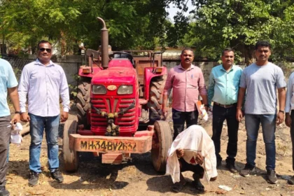 Sand Smuggling प्रकरणात चंद्रपूरातील बल्लारपूर येथे पोलिसांनी जप्त केलेला ट्रॅक्टर आणि अवैध रेती दिसत आहे.